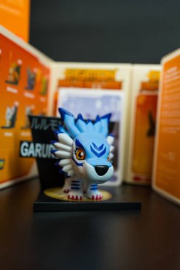 Bangkok, Tayland - 12 Mayıs 2025: Digimon Macera Macerası Mıknatıs Serisi Figürlerinden bir Garurumon oyuncağı, Pop Mart mağazası