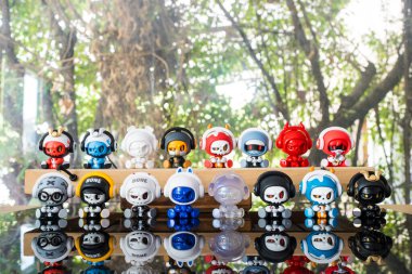 Bangkok, Tayland - 12 Mayıs 2025: Bir dizi figür MRON Bebek Kemiği Serisi Kör Kutusu, kör kutu koleksiyonu yapılabilir şirin oyuncaklar