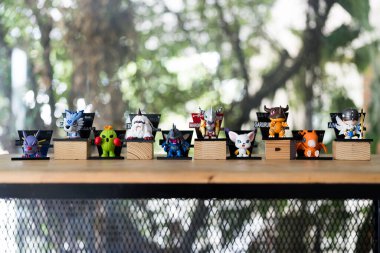 Bangkok, Tayland - 12 Mayıs 2025: Pop Mart 'tan Digimon Macera Macerası Mıknatıs Serisi Figürleri, doğaya karşı ahşap masa üzerinde dizilmiş