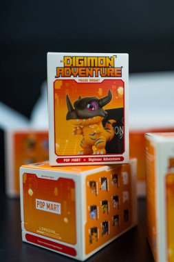 Bangkok, Tayland - 12 Mayıs 2025: Pop Mart 'tan bir portakal kutusu oyuncağı pf Digimon Macera Dolapları Serisi Figürleri.