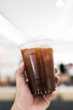 Buzlu americano kahvesi, buz küpleri, Americano kahvesi veya sütsüz buzlu kahve.