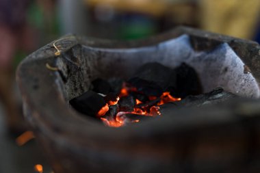 Eski kömür ocağında gri küllerle yanan kömür. Tayland yemekleri için toprak malzemesi.