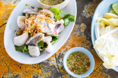 Haşlanmış Tayland deniz ürünleri baharatlı deniz ürünleri sosuyla yenir. Tayland yemeği..