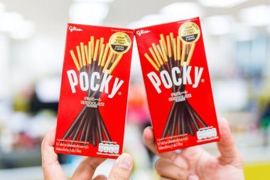 Bangkok, Tayland - 15 Mayıs 2025: iki kutu Çopur çikolatası. Çopur Asya 'da ünlü bir şekerleme dükkanıdır.