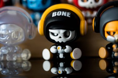 Bangkok, Tayland - 15 Mayıs 2025 MR 'ın sevimli figürleri Bebek Kemiği Serisi Kör Kutusu, kör kutu koleksiyon yapılabilir şirin oyuncaklar