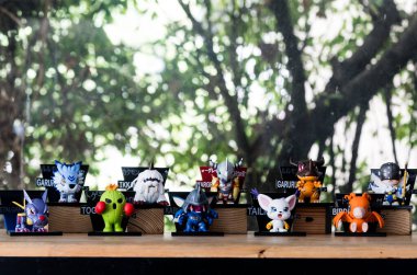 Bangkok, Tayland - 15 Mayıs 2025: Pop Mart 'tan Digimon Macera Macerası Mıknatıs Serisi Figürleri, doğaya karşı ahşap masa üzerinde dizilmiş