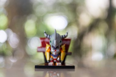 Bangkok, Tayland - 15 Mayıs 2025: Digimon Macera Macerası Mıknatıs Serisi Figürlerinden WarGreymon figürlü oyuncak, Pop Mart mağazası