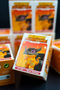 Bangkok, Tayland - 15 Mayıs 2025: Portakal kutusu oyuncağı Digimon Macera Macerası Magnet Serisi.
