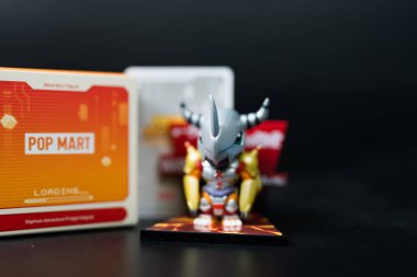 Bangkok, Tayland - 15 Mayıs 2025: Digimon Macera Macerası Mıknatıs Serisi Figürlerinden WarGreymon figürlü oyuncak, Pop Mart mağazası