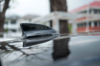 Bangkok, Tayland - 15 Mayıs 2025: Honda City hatchback mavi hibrid modeli üzerinde modern bir arabanın çatısında köpek balığı yüzgeci anteni