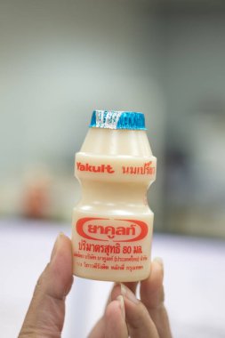 Bangkok, Tayland - 15 Mayıs 2025 Yakult mayalanmış süt içeceği. Bakterili sağlıklı probiyotik içecek. Lactobacillus Paracasei Shirota.