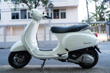 Bangkok, Tayland - 15 Mayıs 2025: Beyaz vintage vespa scooter LX125 ünlü scooter Vespa Piaggio motosiklet üreticisi.
