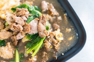 Soslu domuz etli şehriye. Thai 'nin adı Rad Na Moo Noom.