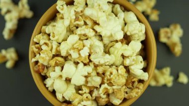 Patlamış mısırı yavaş çekimde sarı bir kasede kapat..