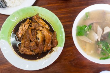 Haşlanmış domuz budu ve ahşap masada domuz kanı çorbası Tayland 'da kahvaltı.