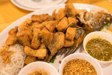Miang kızartılmış tilapia balığı ve birçok sos, Tayland yemeğidir.