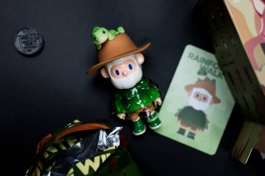 Bangkok, Tayland - 19 Mayıs 2025: Vahşi Seriler 'in Kör Kutusunda Tek Boynuzlu At FARMER BOB Karşılaşması. Adım Yağmur Ormanı Yürüyüşü.