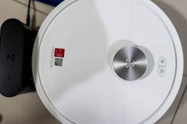 Bangkok, Tayland - 19 Mayıs 2025 Roborock Q7 Serisi. Roborock akıllı robot elektrikli süpürge ve paspas ev temizliğini kolay ve yüksek verimli hale getiriyor. Süpürgelerin tadını çıkar