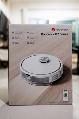 Bangkok, Tayland - 19 Mayıs 2025 Roborock Q7 Serisi. Roborock akıllı robot elektrikli süpürge ve paspas ev temizliğini kolay ve yüksek verimli hale getiriyor. Süpürgelerin tadını çıkar