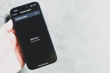 Bangkok, Tayland - 19 Mayıs 2025: iOS 18.4.1 Güncelleme sayfası iPhone 'da görünür