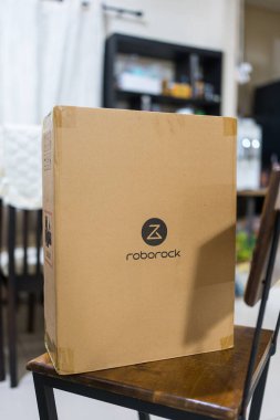 Bangkok, Tayland - 19 Mayıs 2025: Roborock Z logosu ile süslenmiş karton paket, ev temizlik çözümlerindeki yenilik ve verimliliği simgeliyor