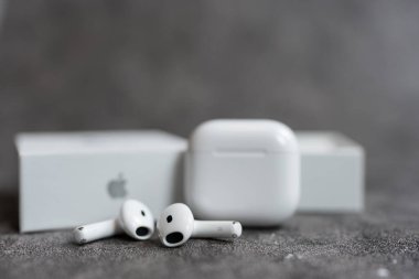 Bangkok, Tayland - 19 Mayıs 2025: 4 nesil boyunca gri arka planda kalan hava podları. Elma şirketinin kulaklıkları kapalı.