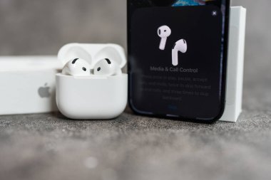 Bangkok, Tayland - 19 Mayıs 2025: Ekranda iPhone 'a bağlanacak simgesi olan 4 numaralı hava modülü. Yeni Hava Modülleri 4