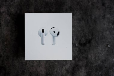 Bangkok, Tayland - 19 Mayıs 2025: 4 nesildir bir kutu Airpod. Üst görünüm