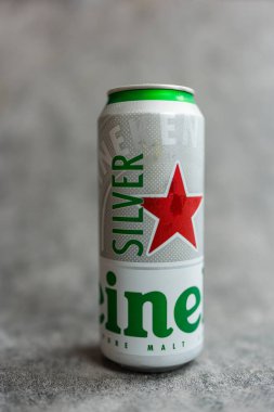 Bangkok, Tayland - 19 Mayıs 2025: Bir kutu Silver Heineken birası