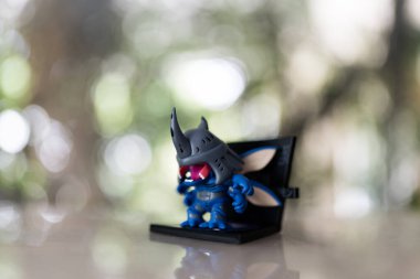 Bangkok, Tayland - 19 Mayıs 2025: Digimon Macera Buzdolabı Mıknatıs Serisi figürleri doğaya karşı Kabuterimon figürleri