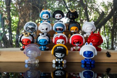 Bangkok, Tayland - 19 Mayıs 2025: Bir dizi figür MRON Bebek Kemiği Serisi Kör Kutusu, kör kutu koleksiyonu yapılabilir şirin oyuncaklar