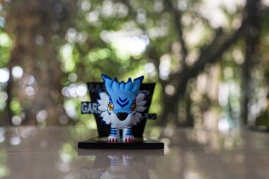 Bangkok, Tayland - 19 Mayıs 2025: Digimon Macera Macerası Mıknatıs Serisi Figürlerinden bir Garurumon oyuncağı, Pop Mart mağazası