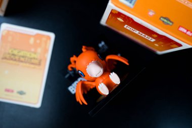 Bangkok, Tayland - 19 Mayıs 2025: Pop Mart mağazasından Birdramon 'un Sanat Oyuncağı Digimon Macera Macerası Mıknatısları Serisi Figürleri