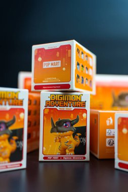 Bangkok, Tayland - 19 Mayıs 2025: Pop Mart 'tan Digimon Macera Macerası Mıknatısları Serisi Oyuncak.