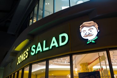 Bangkok, Tayland - 19 Mayıs 2025 Jones Salata Restoranı. Jones 'un salatası organik salata satıyor..