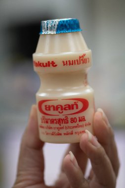 Bangkok, Tayland - 19 Mayıs 2025: Yakult fermente edilmiş süt içeceği. Bakterili sağlıklı probiyotik içecek. Lactobacillus Paracasei Shirota.
