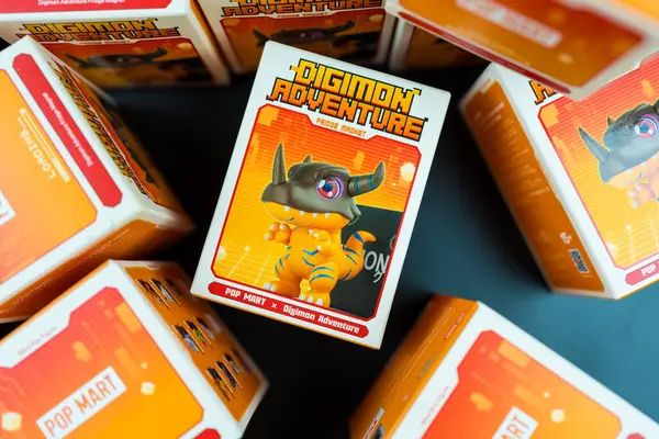 Bangkok, Tayland - 19 Mayıs 2025: Portakal kutusu oyuncağı Digimon Macera Macerası Magnet Serisi.