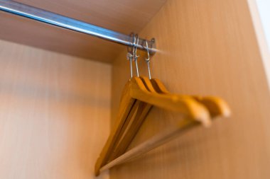 Boş ahşap elbise askıları fotokopi alanı olan otel odasında.