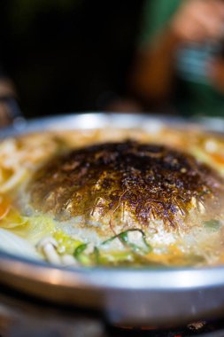 Bitirdikten sonra yanmış ve kirli ot. Moo Ka Ta adında Tayland mutfağı..