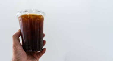 Buzlu sade kahve ya da elinde metin için fotokopi alanı olan buzlu americano kahvesi..