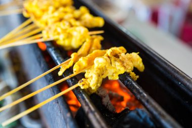 Fırında domuz ızgarası ya da Tayland usulü kızarmış domuz eti.