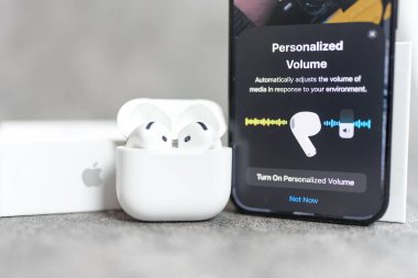 Bangkok, Tayland - 22 Mayıs 2025: İlk kez bağlandığınızda ekranda iPhone 'a bağlanmak için simgesi olan 4 Airpod' lar