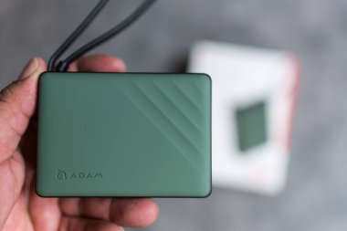 Bangkok, Tayland - 22 Mayıs 2025: 30W 'da süper hızlı şarj olan yeşil bir elektrik bankası, 10000 mAh ADAM ELEMENT markasından kablo ile yapıldı