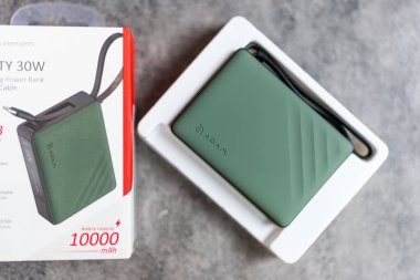 Bangkok, Tayland - 22 Mayıs 2025: Taşınabilir elektrik bankası Yerçekimi 30W, kapasitesi 10000 mAh ADAM ELEMENT markasından
