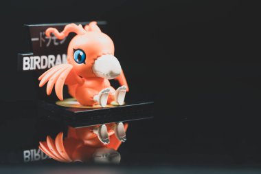 Bangkok, Tayland - 22 Mayıs 2025: Pop Mart mağazasından Birdramon 'un Sanat Oyuncağı Digimon Macera Macerası Mıknatısları Serisi Figürleri