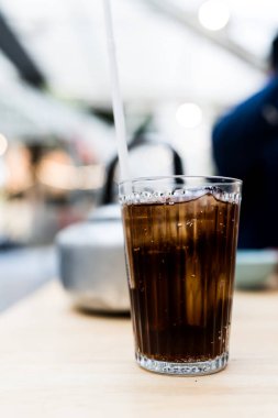 Ahşap masada buzlu, buzlu bir içecek..