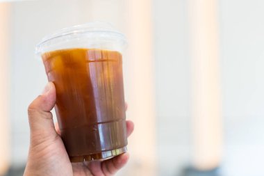 Bir fincan buzlu americano kahvesi.