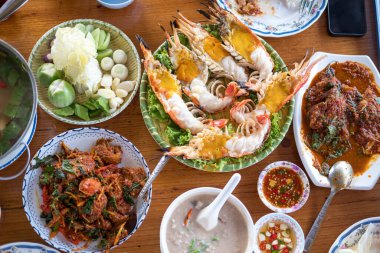 Restoranda taze servis edilen çeşitli Tayland deniz ürünleri. Doğrudan görünümün üzerinde