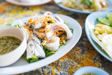 Haşlanmış Tayland deniz ürünleri baharatlı deniz ürünleri sosuyla yenir. Tayland yemeği..