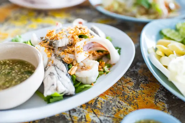 Haşlanmış Tayland deniz ürünleri baharatlı deniz ürünleri sosuyla yenir. Tayland yemeği..